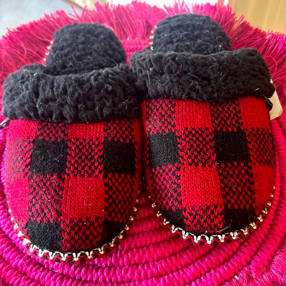 NWT Muk Luks Red & Black Checker Slippers Size 5-6